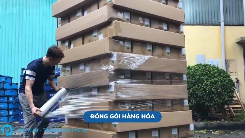 Đóng gói hàng hóa bằng màng co PE
