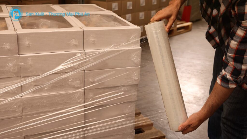 Cố định đầu pallet bằng màng pe